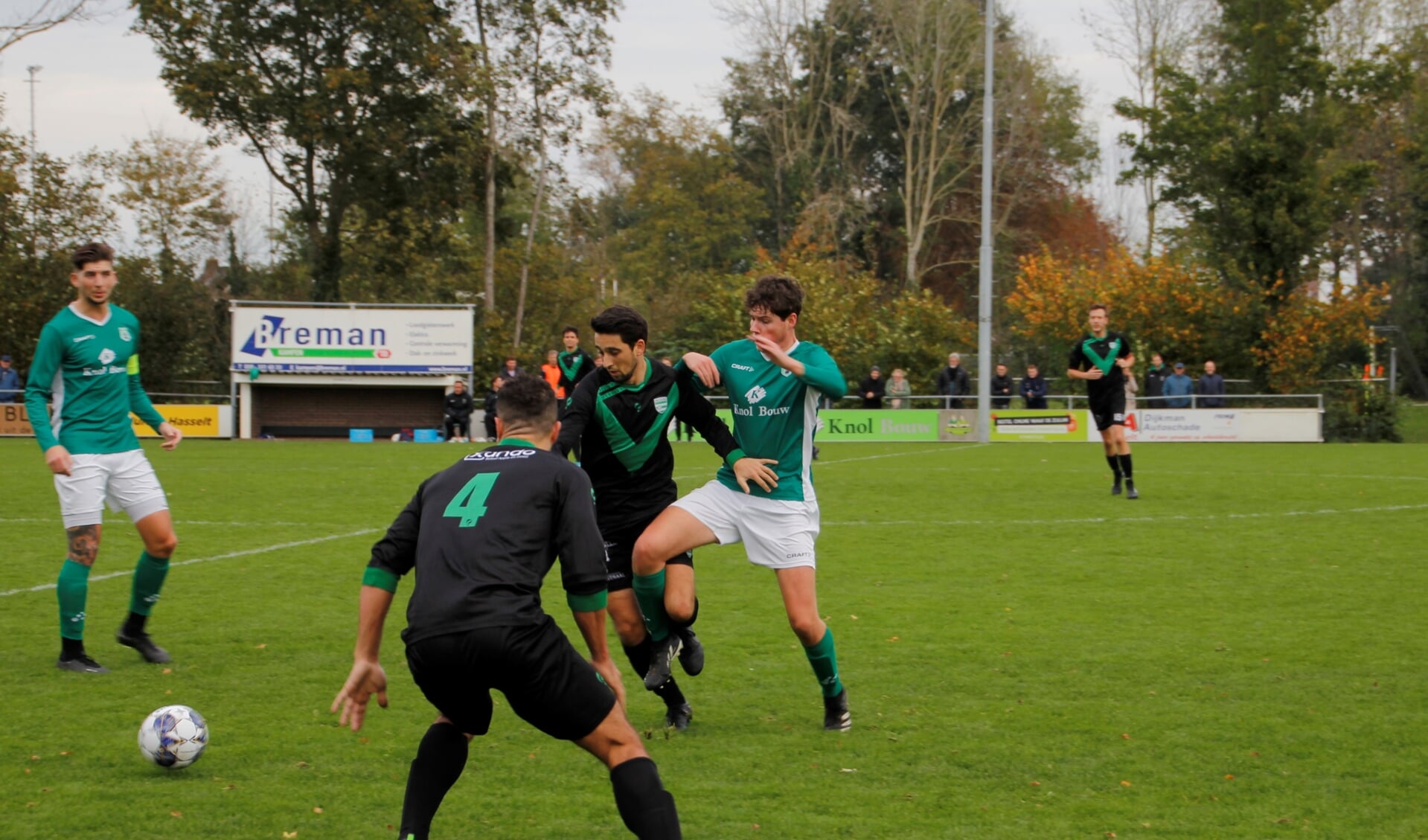 Leusink (links) maakt de 0-2 voor Olympia. (archieffoto)