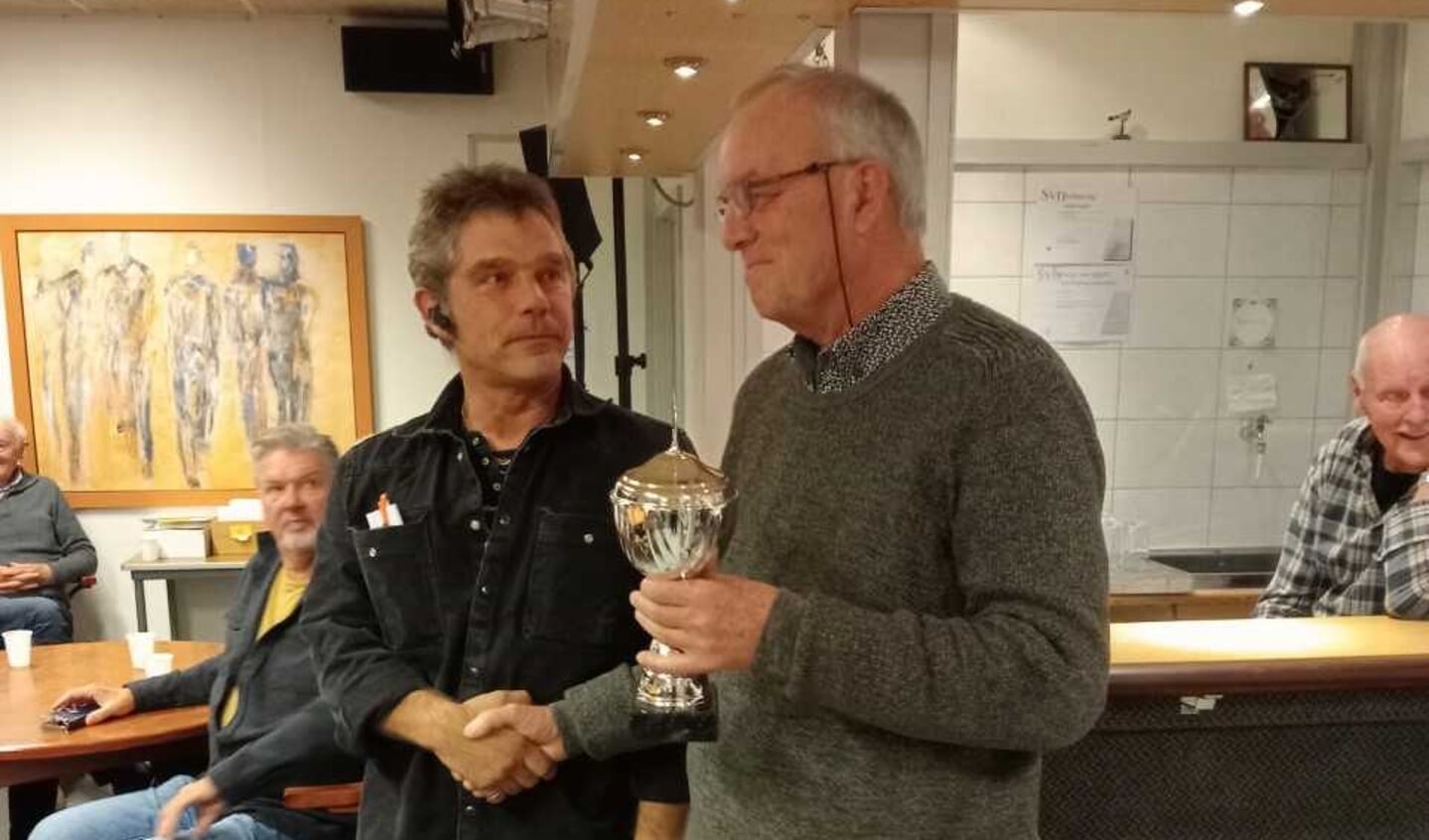 Klaas Molenkamp reikt de beker uit aan Henk van der Tuin