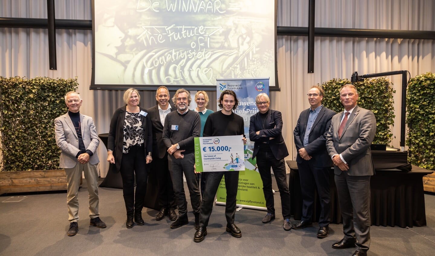 v.l.n.r. Gerard Boers (Waterpark Zeewolde), Mady-Ann van Doornik (De Gedenkoever), Randolf Kobus (De Gedenkoever), Rinus Bos (De Gedenkoever), Eva Vriend (jurylid), Mees Wijnants (The Future of Countryside Living – Winnaar VIP Flevoland 2022), Eduard Plate (jurylid), Bart Buijs (jurylid) en Jan de Reus (voorzitter jury)