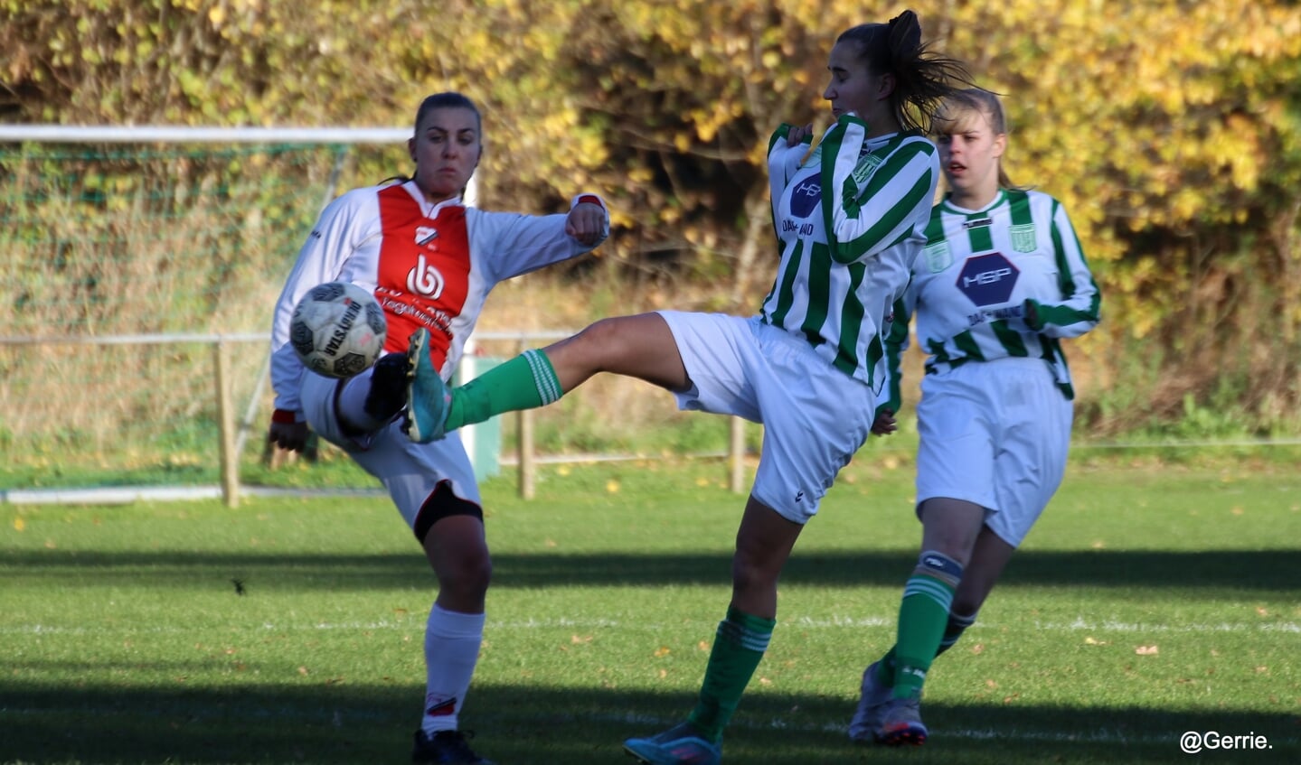 FC Oldemarkt V1 in gevecht om de bal met Flevo Boys