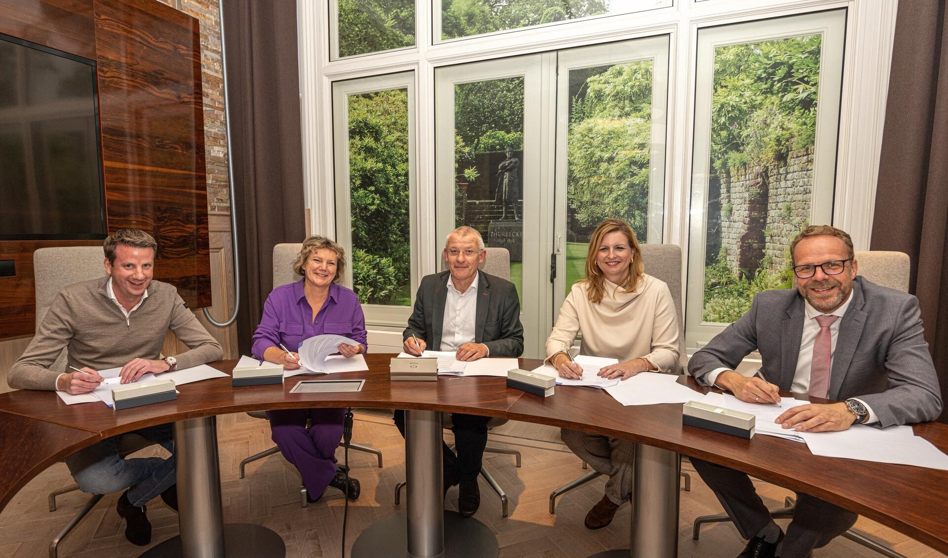 Vlnr: Emiel Brink (Lenferink), Monique Schuttenbeld (wethouder Zwolle), André ten Vergert (VanWonen), Corinne Netjes (Rijksvastgoedbedrijf) en Martijn Luchjenbroers (DLH ontwikkeling). 