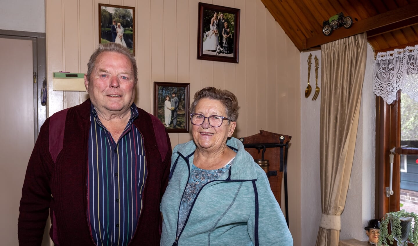 Echtpaar Bosman 60 jaar getrouwd met op de achtergrond de trouwfoto's van hun kinderen