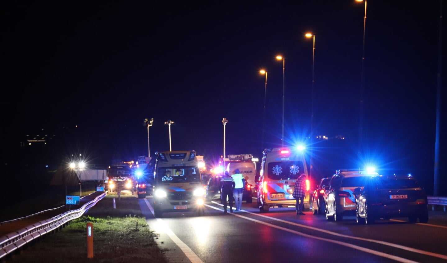 De politieachtervolging eindigde bij Kampen in een verschrikkelijke crash.