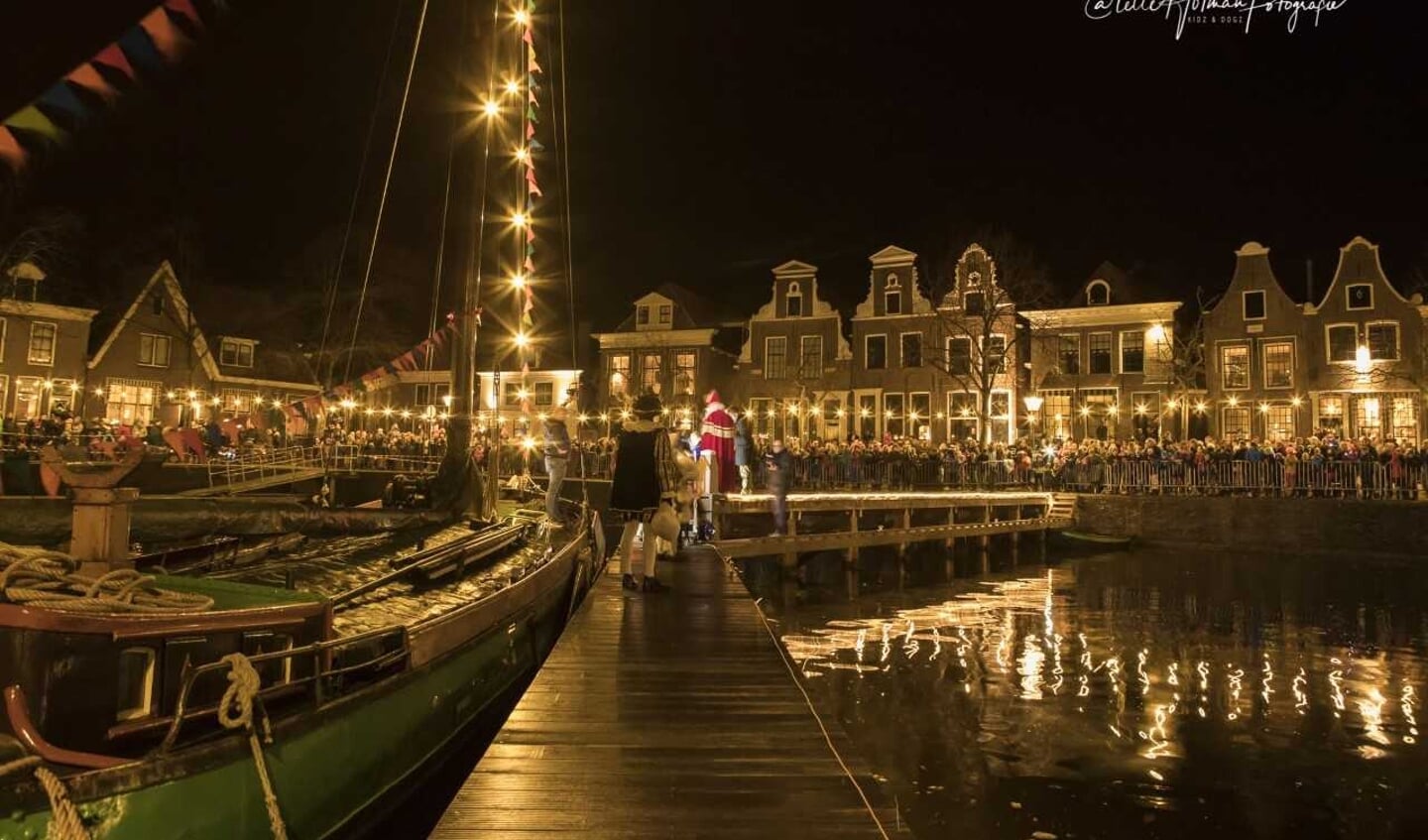 Na het welkom op de steiger, maakt Sinterklaas nog een rondrit door Blokzijl
