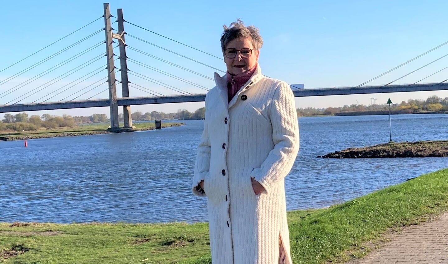Marion Wichard bij de Molenbrug in Kampen.