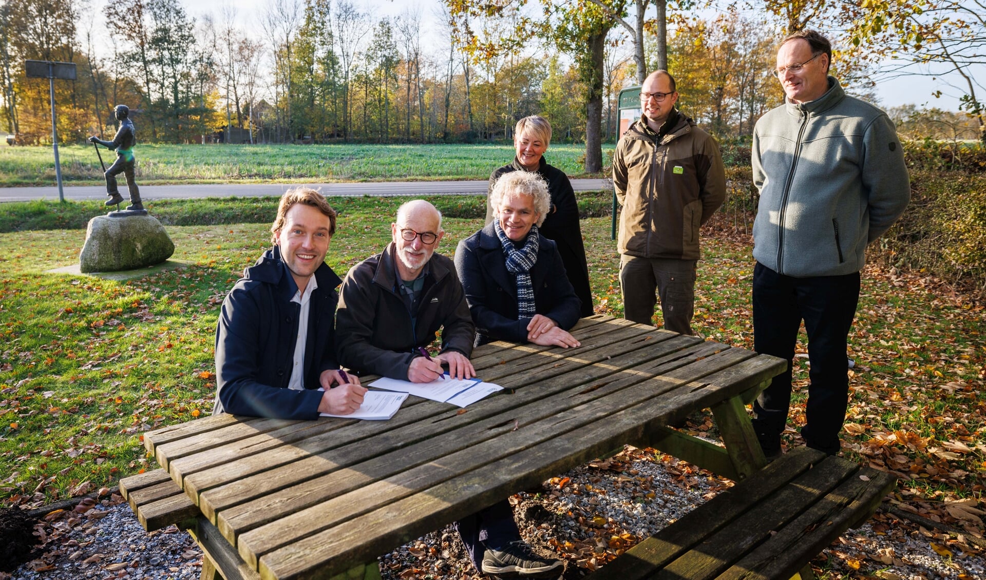 Wethouder Melvin Smit tekent de nieuwe overeenkomst met Stichting Groene en Blauwe Diensten 