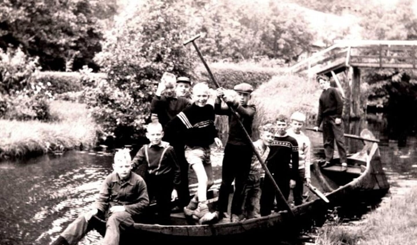 Jongens in een boot in Giethoorn