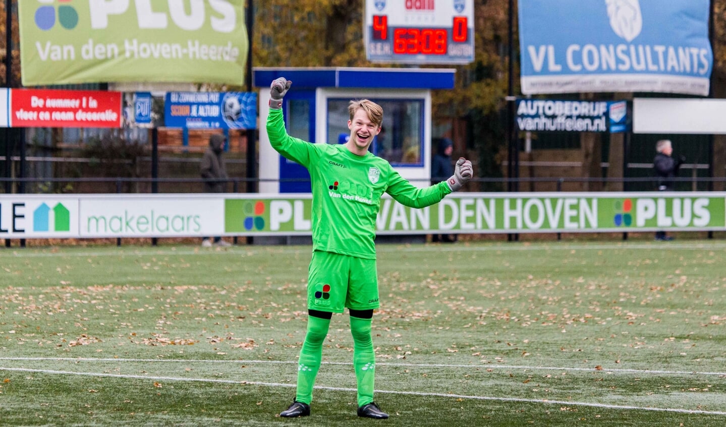 SEH-keeper Ties van Leeuwen is blij na de 4-0. 