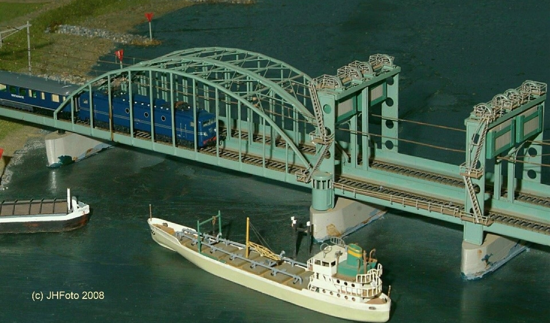 De oude IJsselbrug in miniatuur.