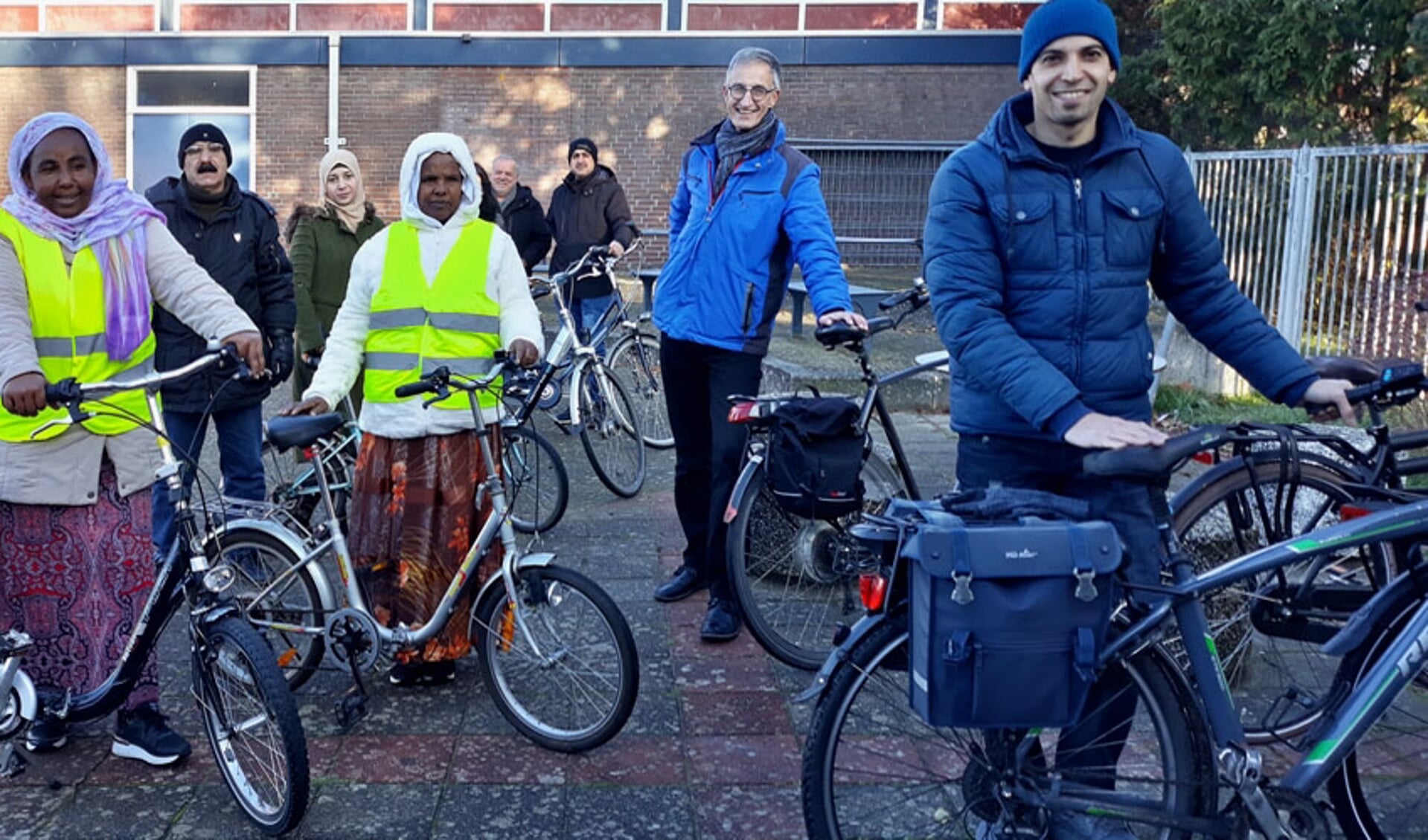 De fietscursisten met rechts Baker Baker en achternaast hem Bert Tijssen