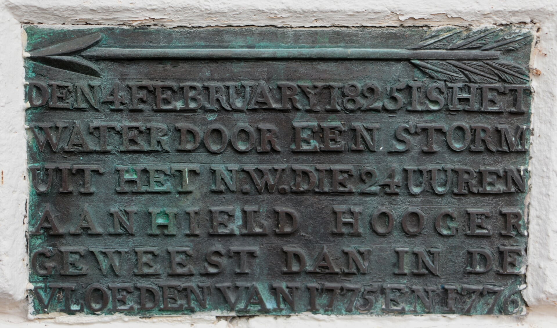 Herinneringsplaat met waterhoogte in de stad tijdens de stormvloed van 1825.