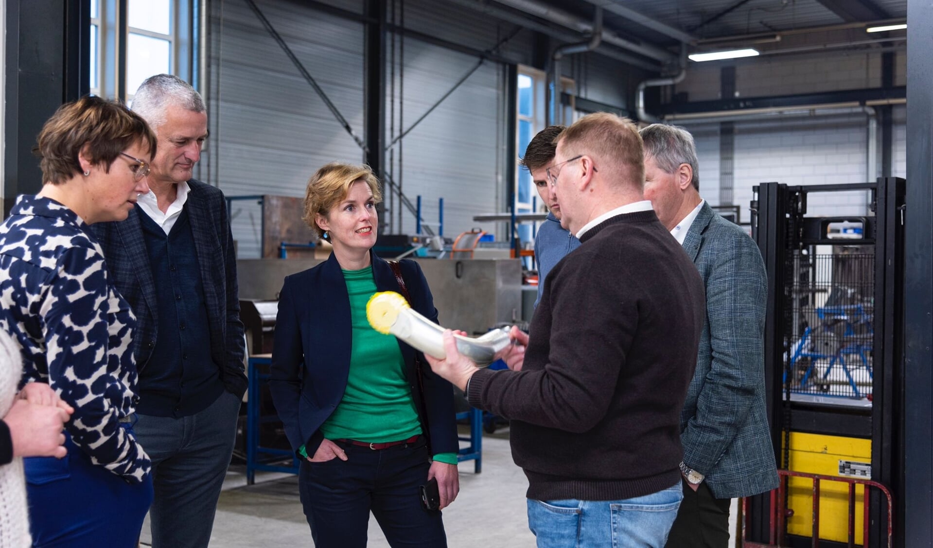 Bezoek aan familiebedrijf Braakhuis Borne Metaaltechniek B.V. op Dag van de Ondernemer 2022. In het groen Hilde Palland.