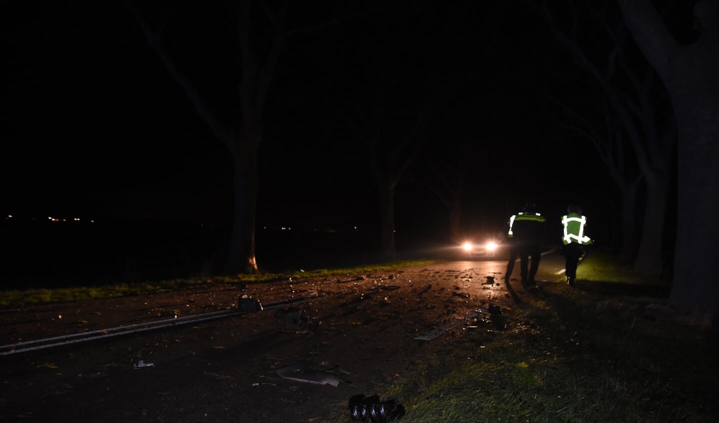 De weg ligt bezaaid met brokstukken