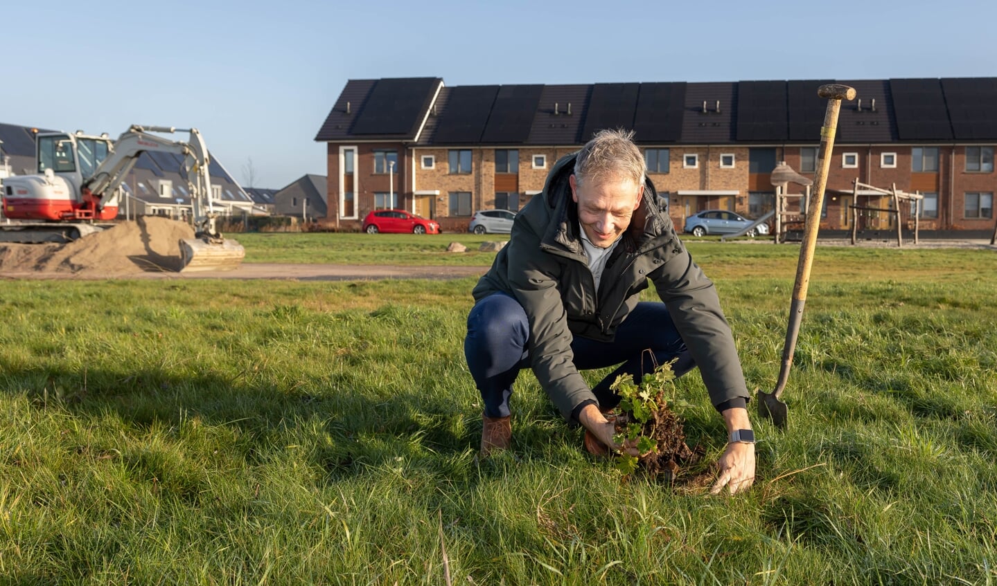 Wethouder Van Willigen opent op groene wijze de kwekerij in Stadshagen. 