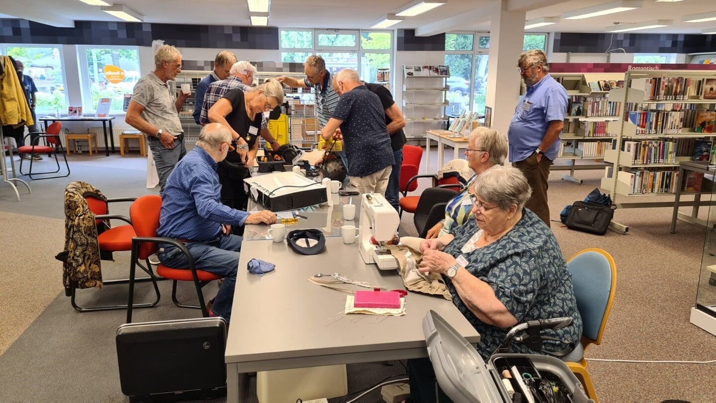 Bij het Repair Café zijn vijftien enthousiaste vrijwilligers actief.