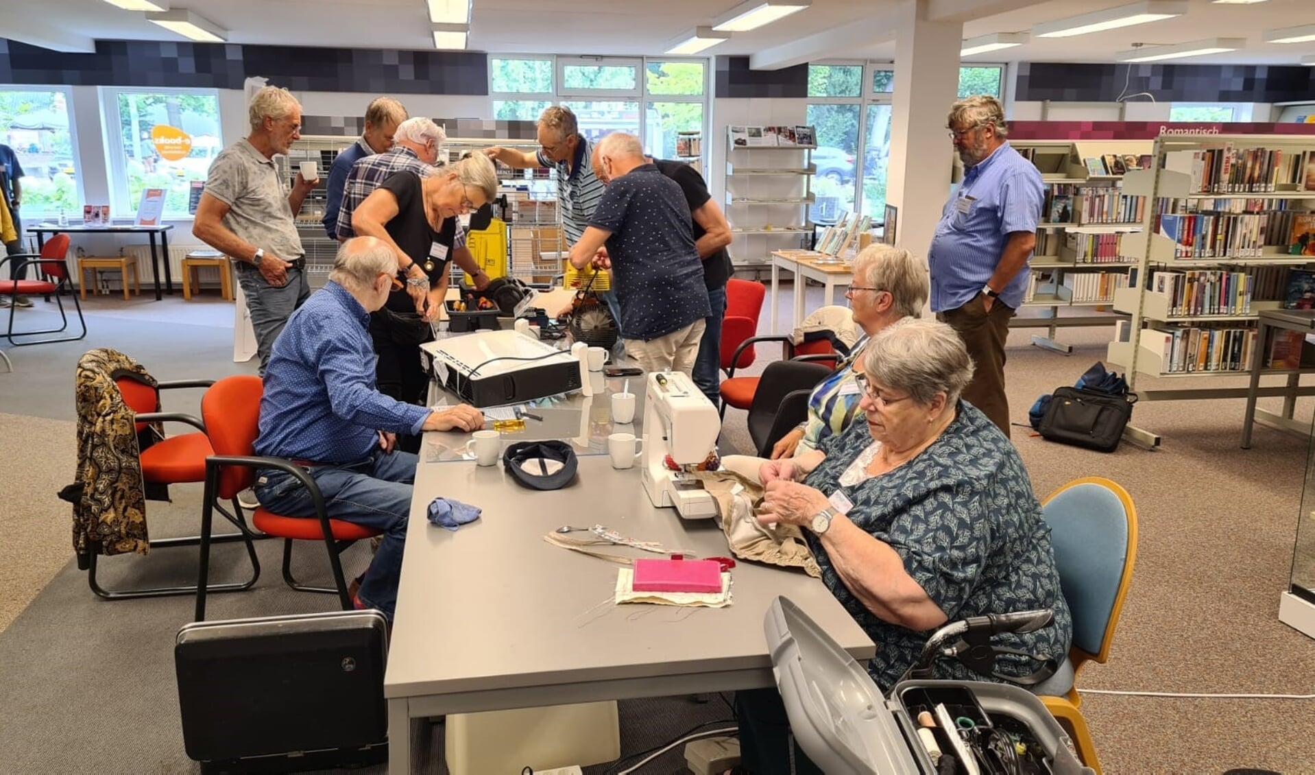 Bij het Repair Café zijn vijftien enthousiaste vrijwilligers actief.