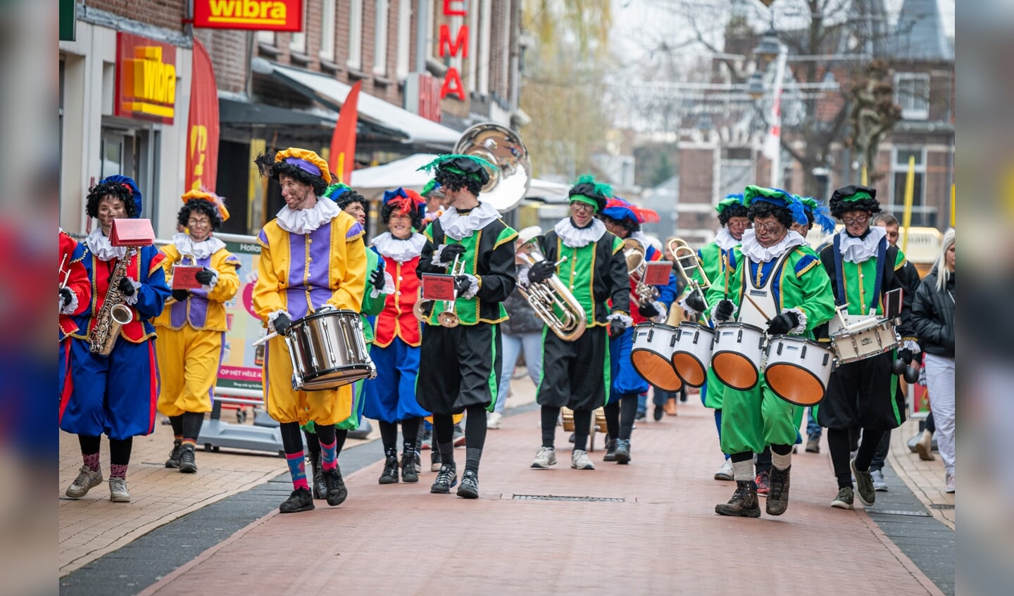 Het Sinterklaasorkest speelt Sinterklaasliedjes in de Oosterstraat