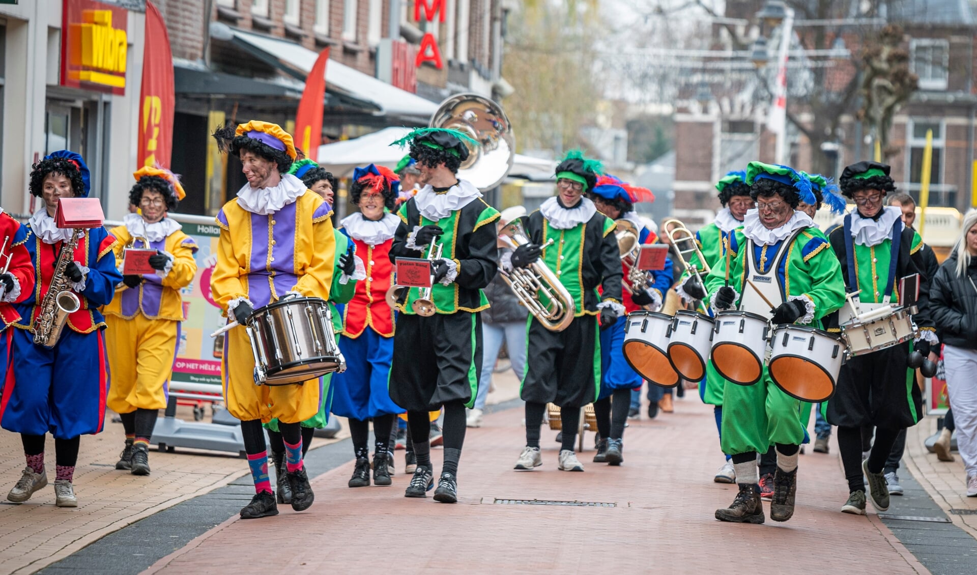 Het Sinterklaasorkest speelt Sinterklaasliedjes in de Oosterstraat