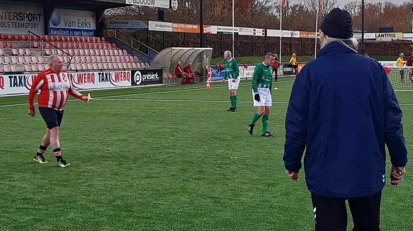 Vv Steenwijk tegen FC Meppel met links Kees de Jonge, die menig goal scoorde