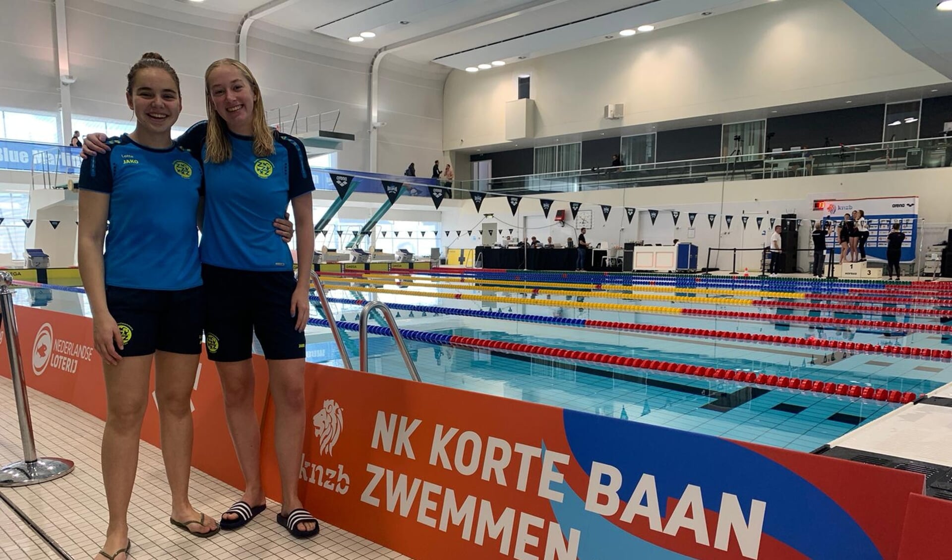 Lotte Klaver en Myrthe Dam tijdens NK korte baan in Den Haag
