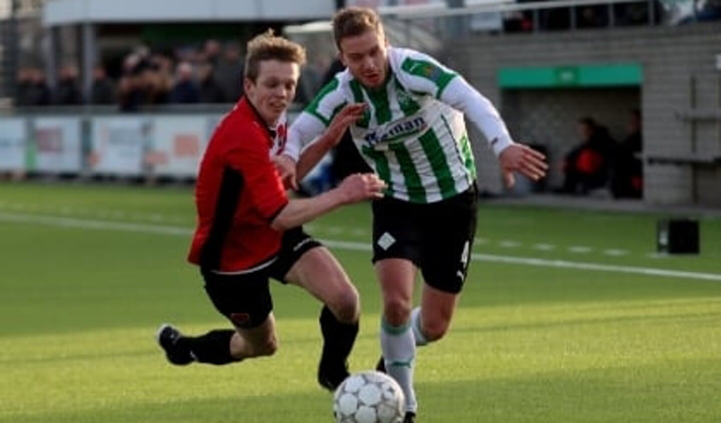 Thijs Dekker (rechts) duelleert met Niels Westerlaan, de maker van de 0-1 voor Broekster Boys.