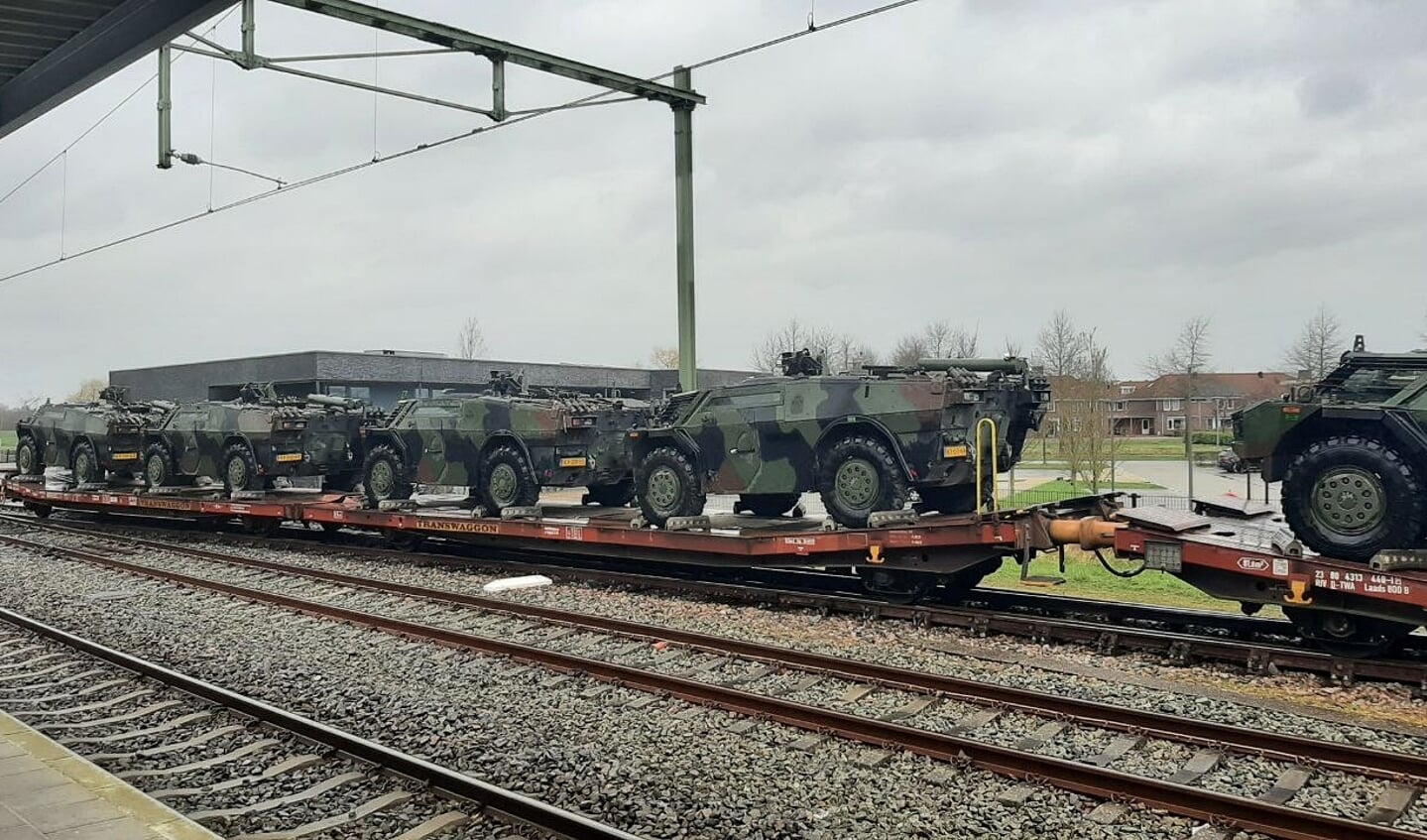Transport van Militair materieel op station Steenwijk