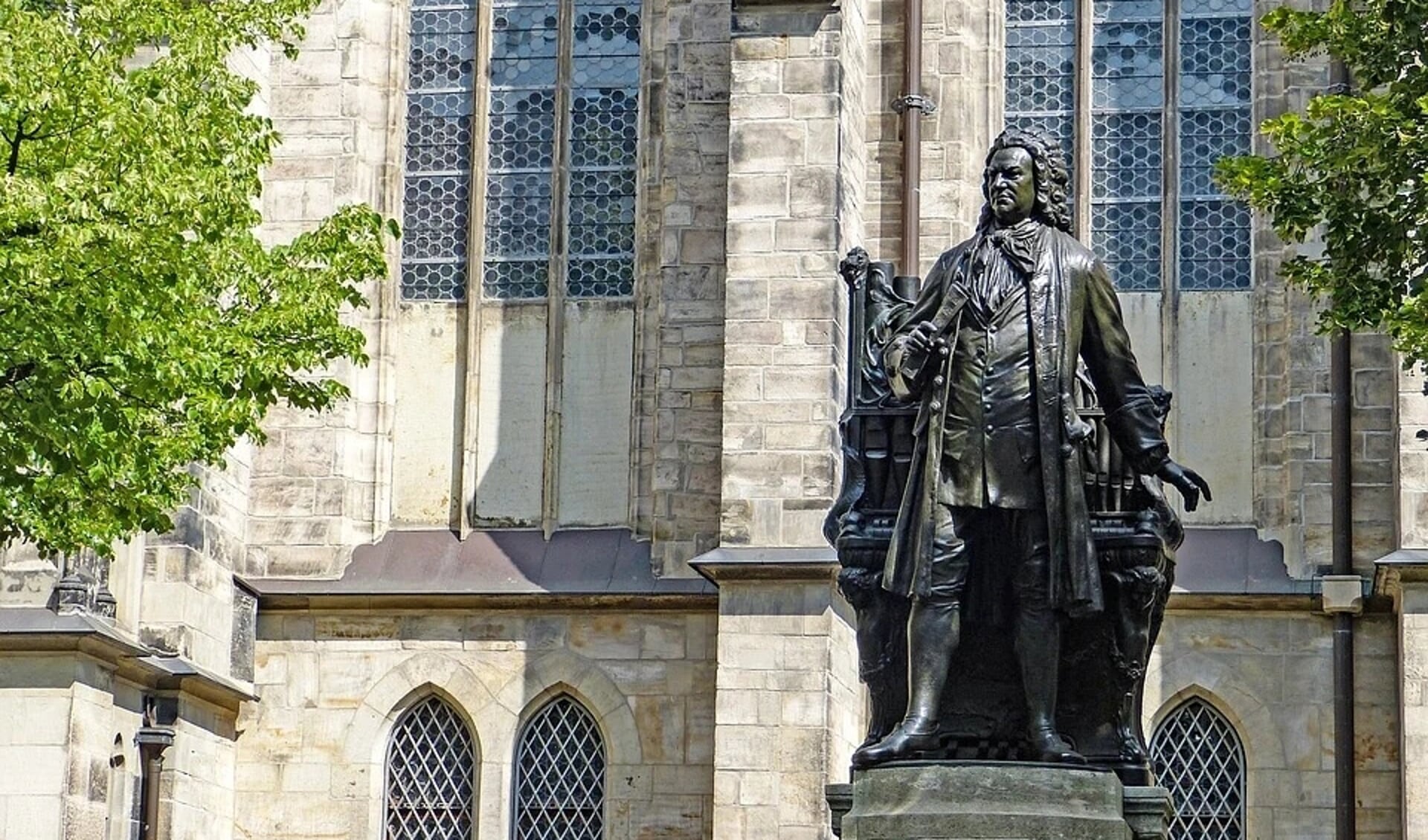 Standbeeld van Bach bij de Thomaskirche in Leipzig.