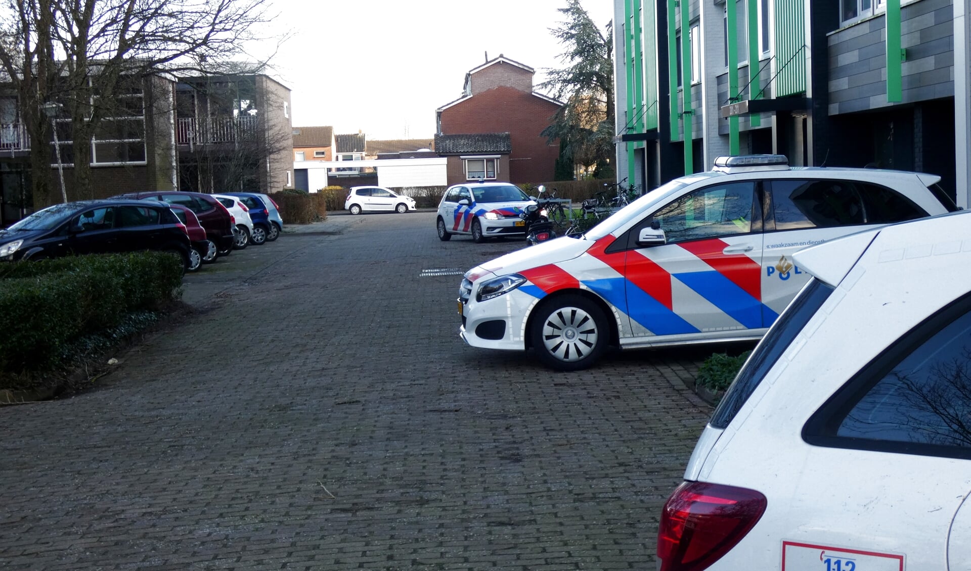KAMPEN - Woensdagmiddag 23 februari omstreeks 16.15 uur heeft de politie een onderzoek ingesteld na een melding van een overval aan de Beekmanstraat in Kampen. Meerder politiewagen zijn bij een flatgebouw aanwezig.