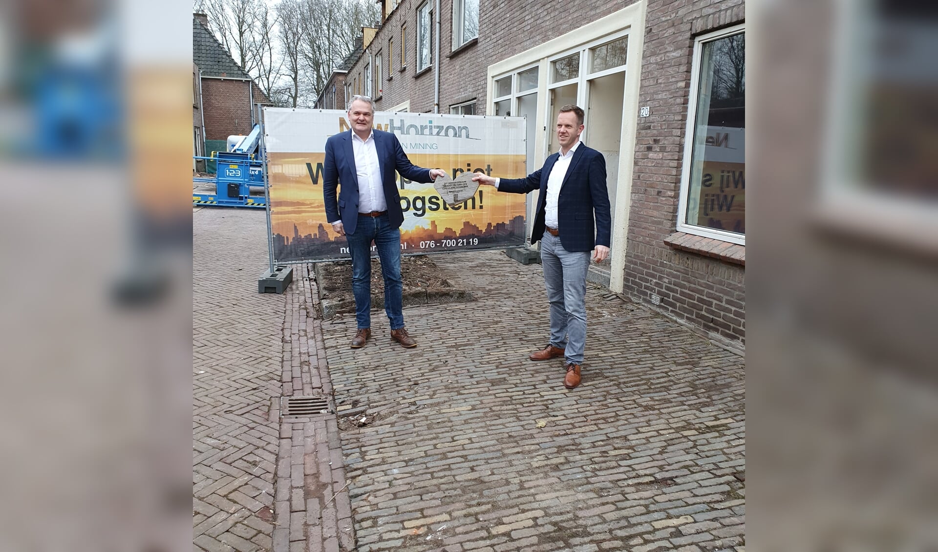 Links Menno van der Veen, adjunct-directeur Vastgoed van deltaWonen en Rob van Lith, manager circulaire samenwerkingen van New Horizon. 