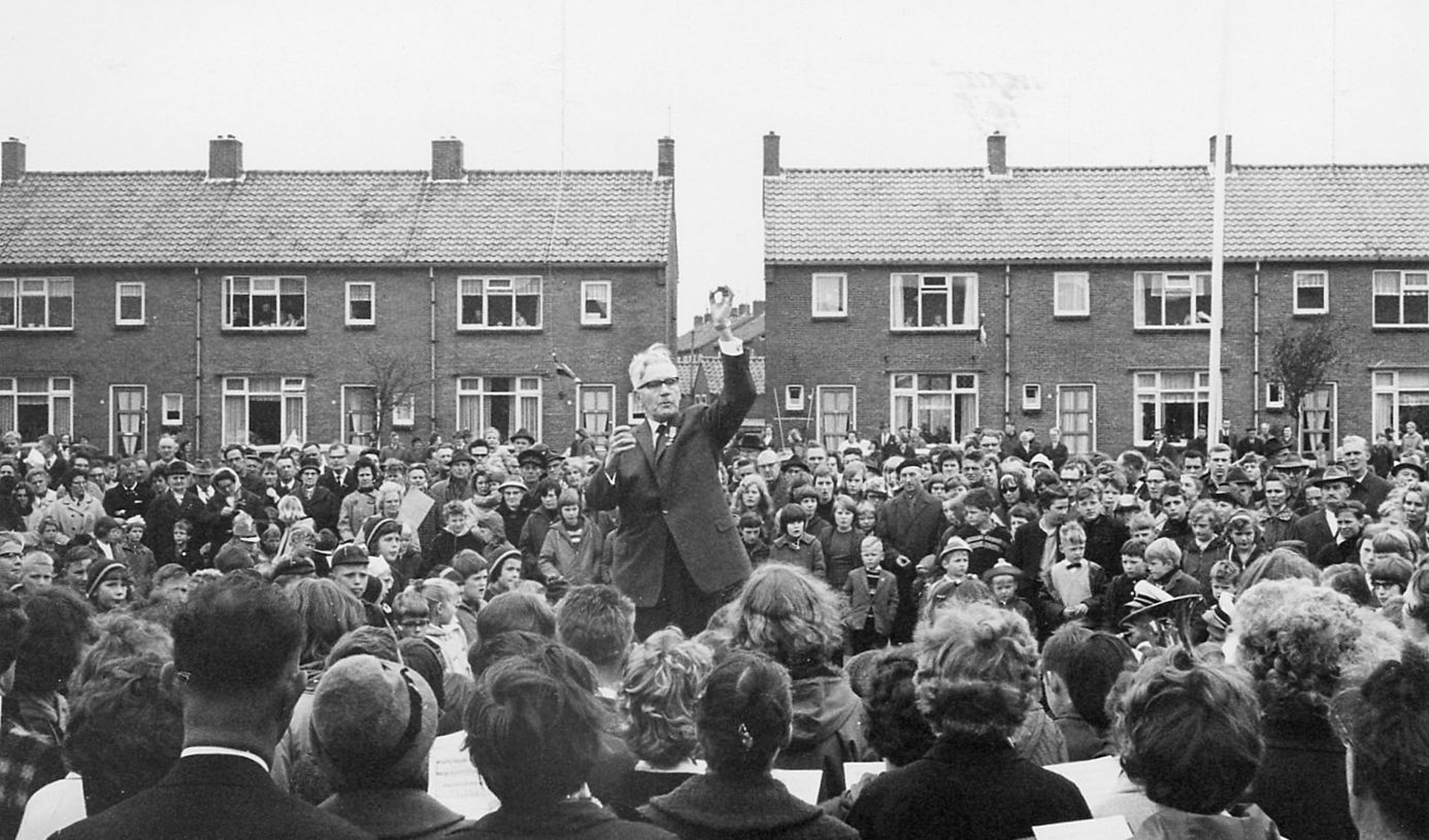 Koordirigent Rijk van Dalfsen in actie op Bevrijdingsdag 1965 in Zwartsluis.  