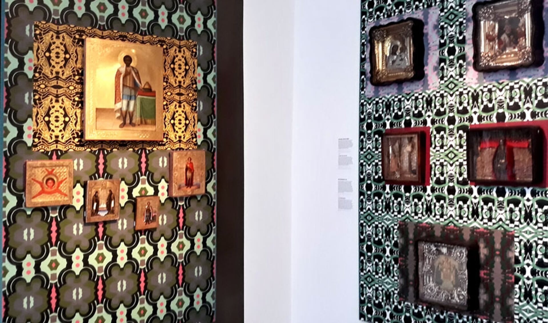 Kleurrijke patronen en metaalikonen in het Ikonenmuseum