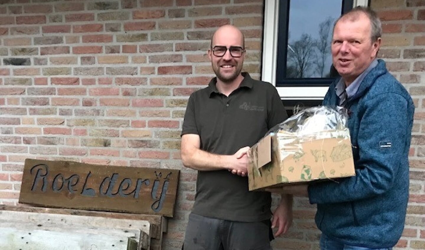 Roel Oosterhof krijgt een geschenkenpakket van Jan Bosch namens PB Oldemarkt