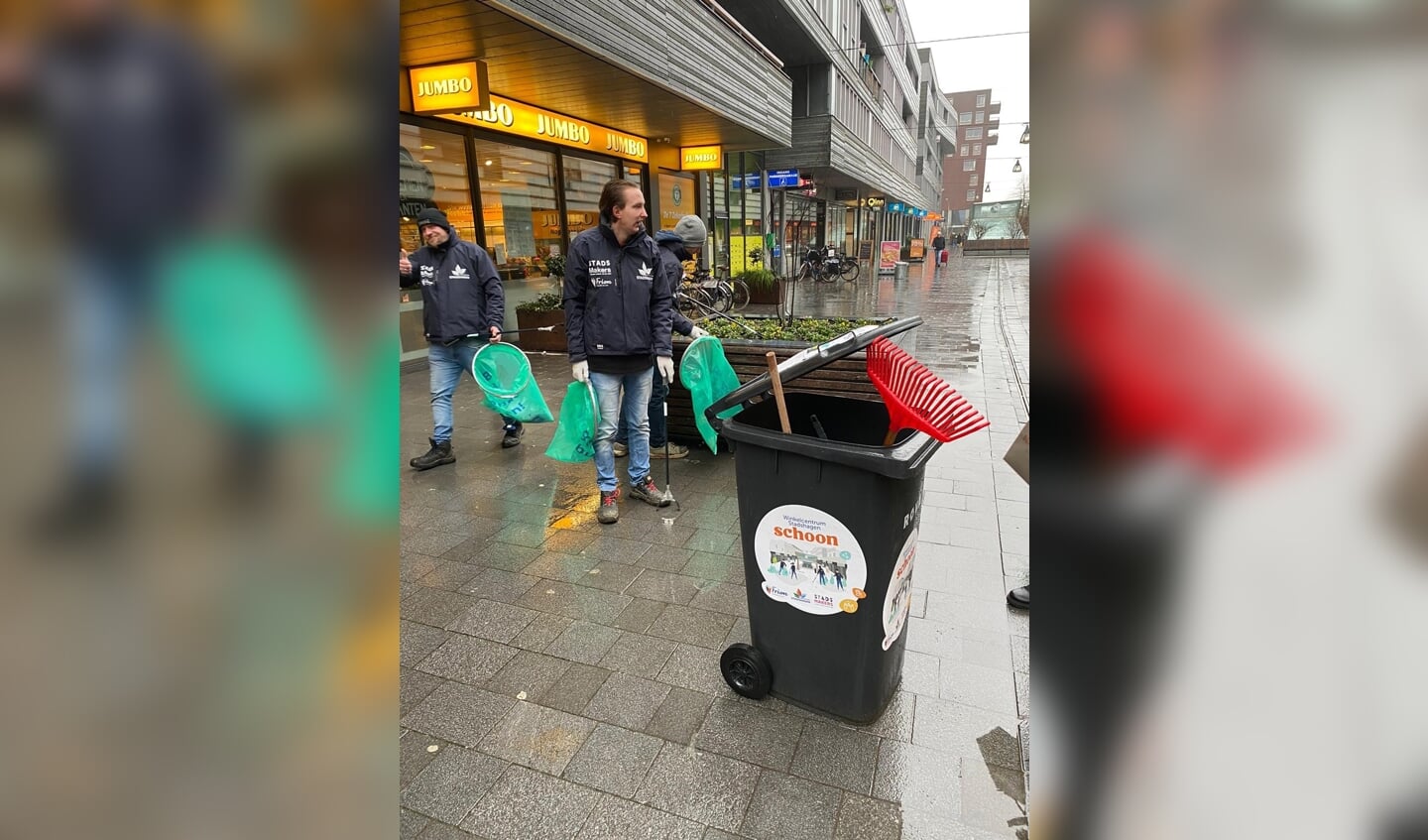 Team Frion houdt winkelcentrum Stadshagen schoon.