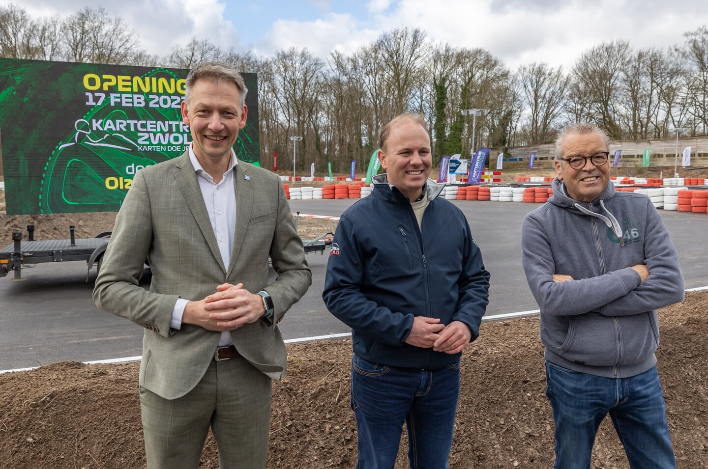 Opening vernieuwd Kartcentrum Zwolle door wethouder Michiel van Willigen (links) en presentator Olav Mol (rechts). In het midden een trotse eigenaar Christiaan Snoek.