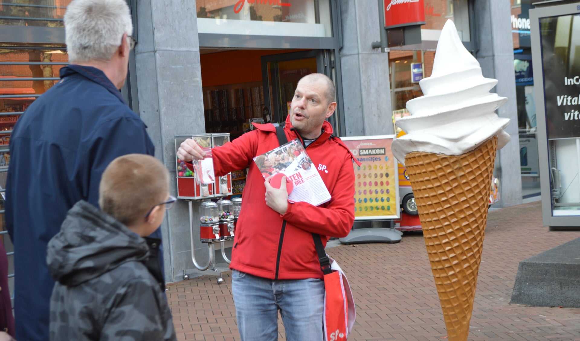 SP-lijsttrekker Peter Duvekot was zaterdag in winkelcentrum Suydersee.