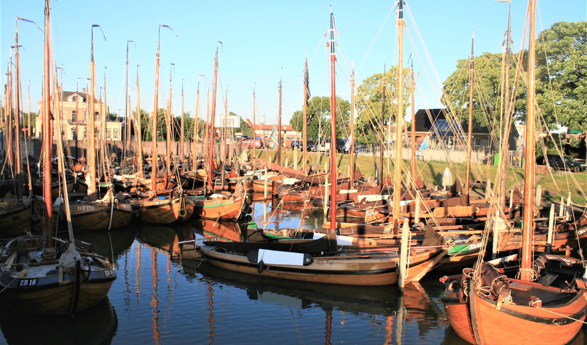 prachtige volle Buitenhaven in Kampen.