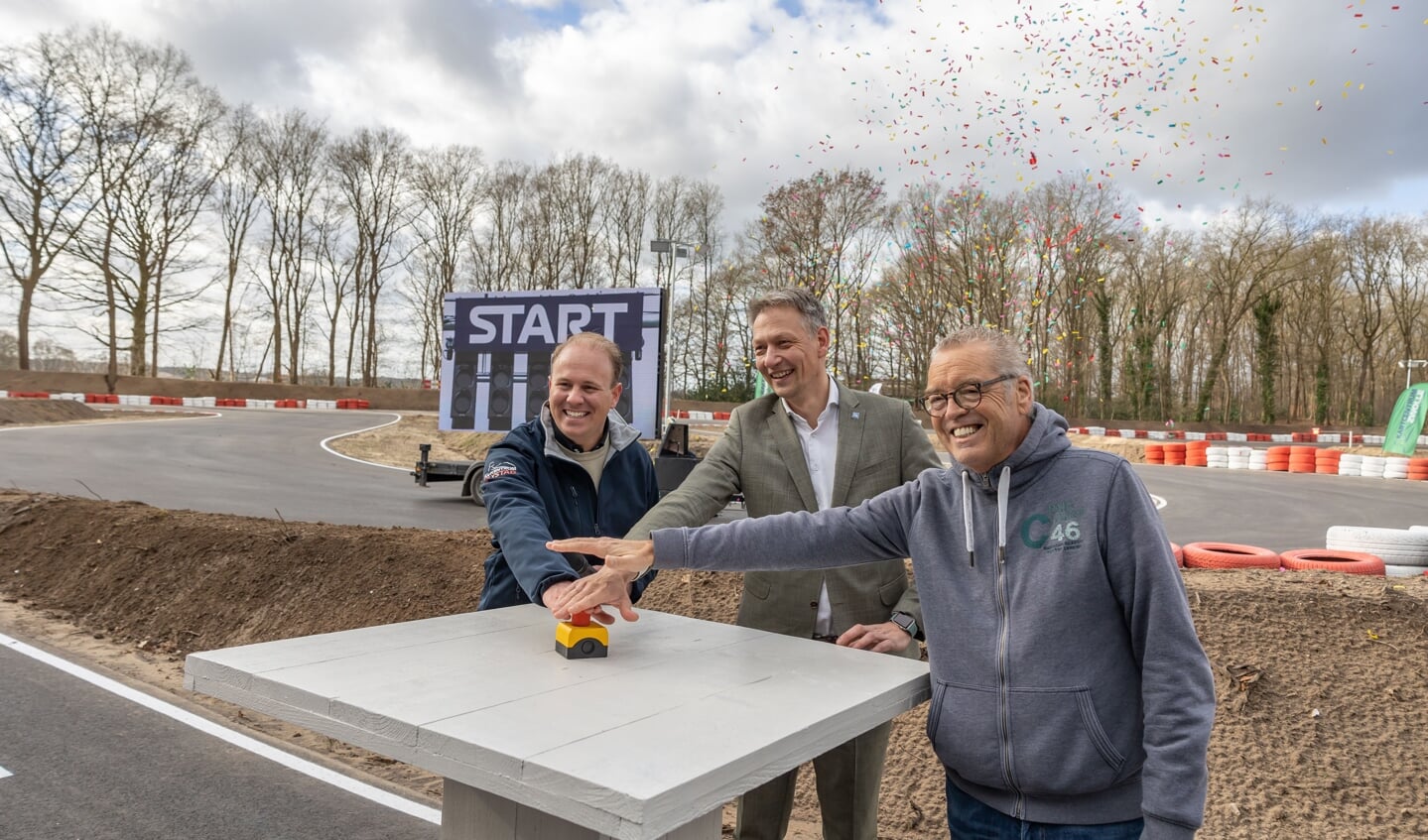Opening vernieuwd Kartcentrum Zwolle door wethouder Michiel van Willigen en presentator Olav Mol. Links de trotse eigenaar Christiaan Snoek.