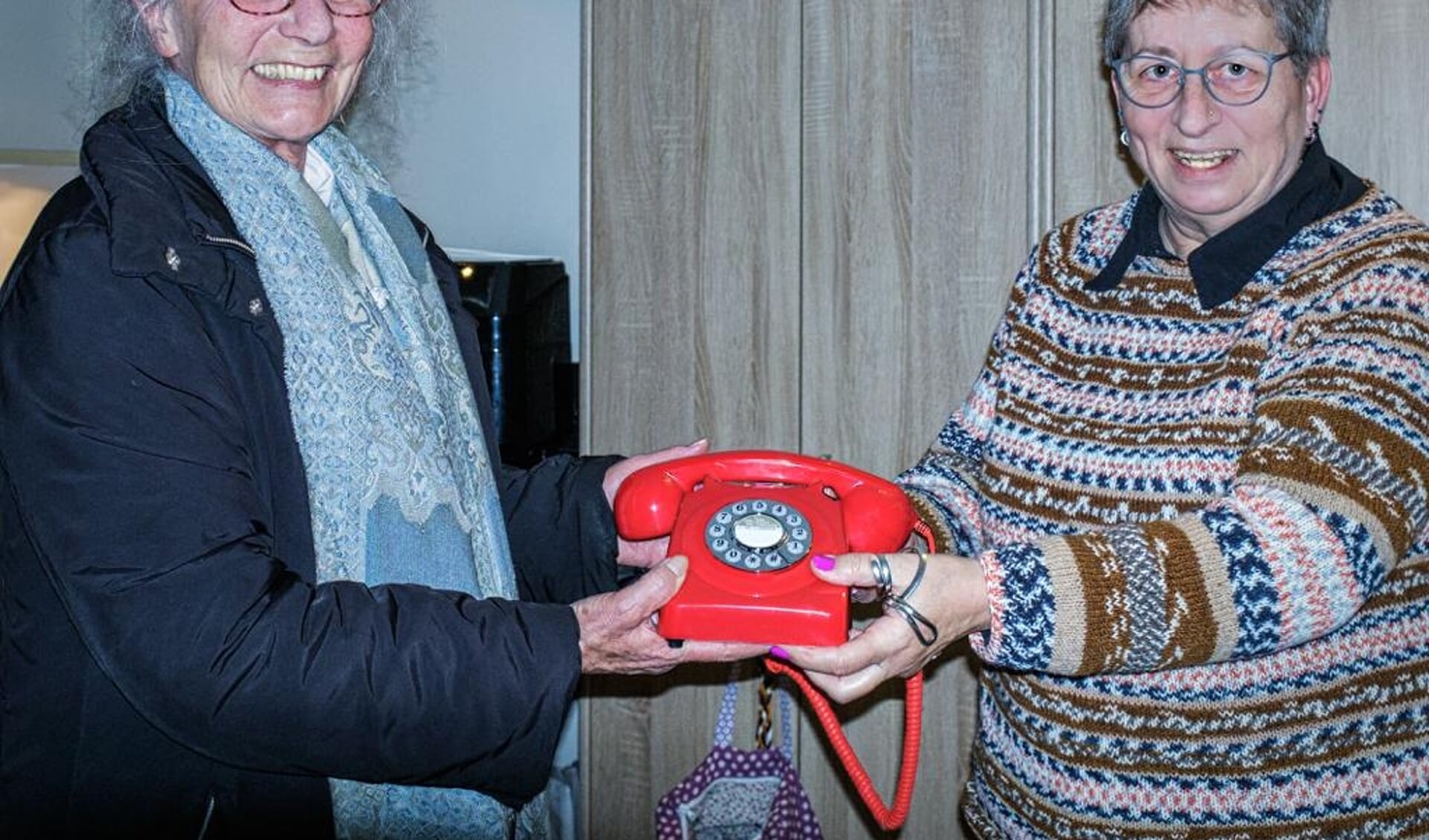 Joske Bervoets (rechts) ontvangt de rode telefoon uit hanne van Anneke Popa.