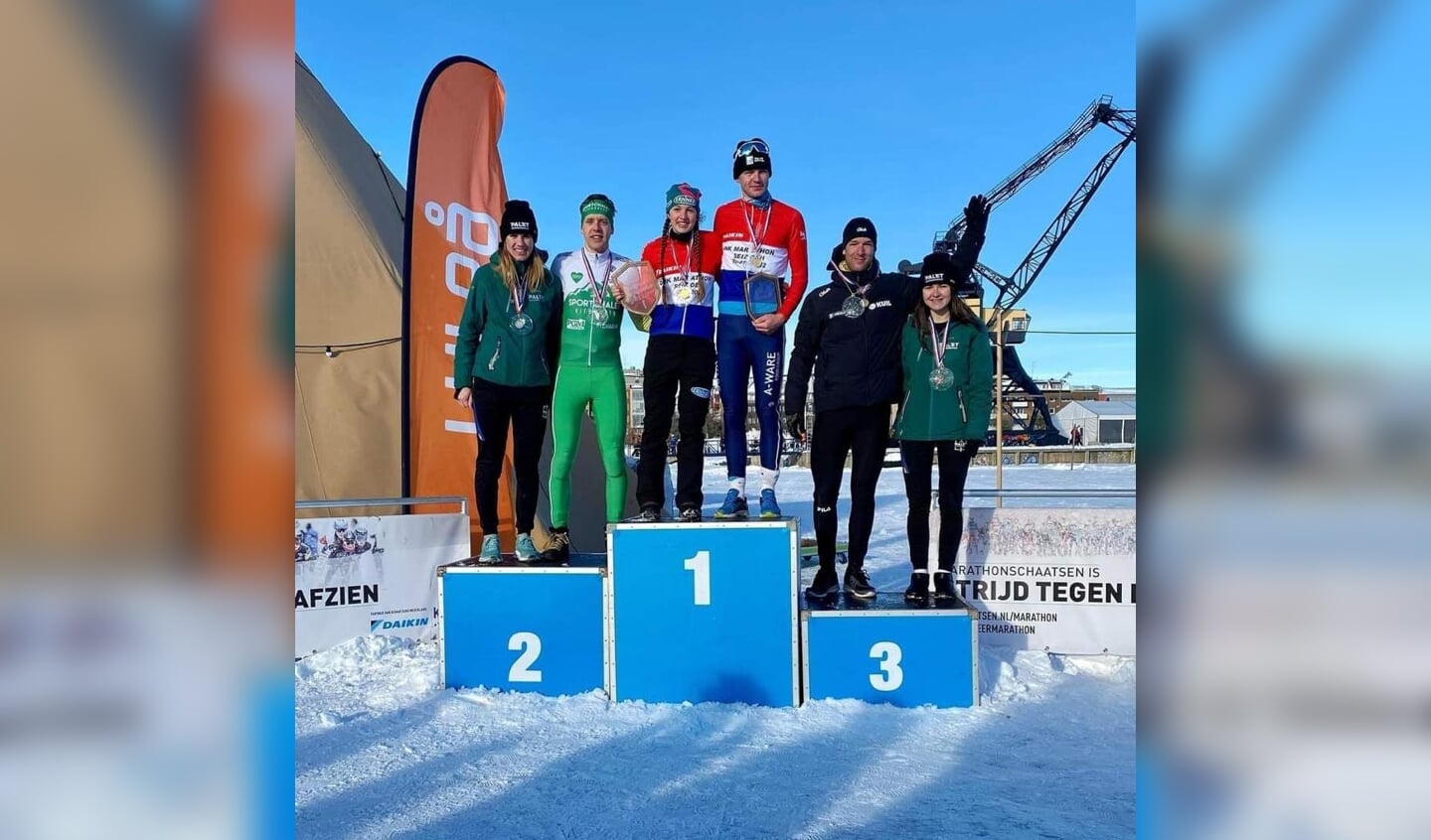 Ineke Dedden (links) op het podium met de andere winnaars van de OKT Marathon