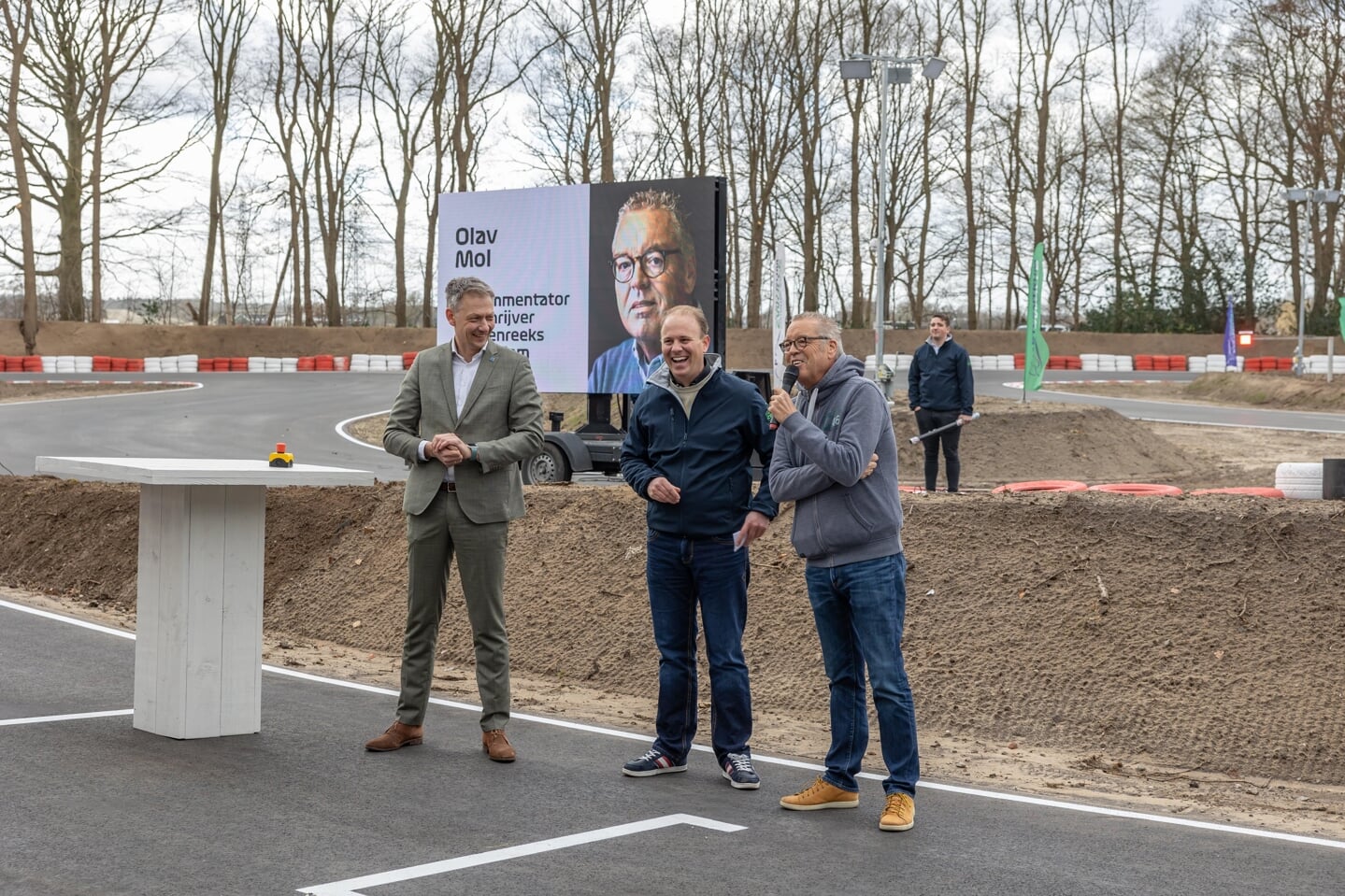 Opening vernieuwd Kartcentrum Zwolle door wethouder van Michiel van Willigen en presentator Olav Mol. 