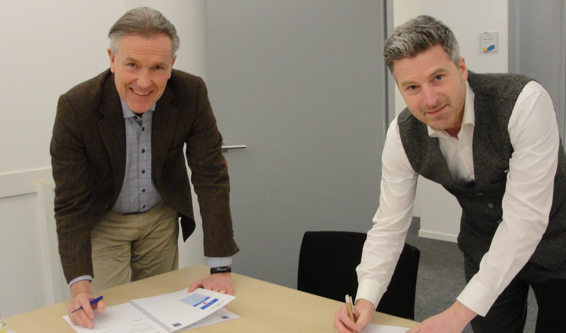 Links: Erwin Duits (bestuurder Zorggroep Noorderboog), rechts: Frank Kampschreur (algemeen directeur Holland Food Service)