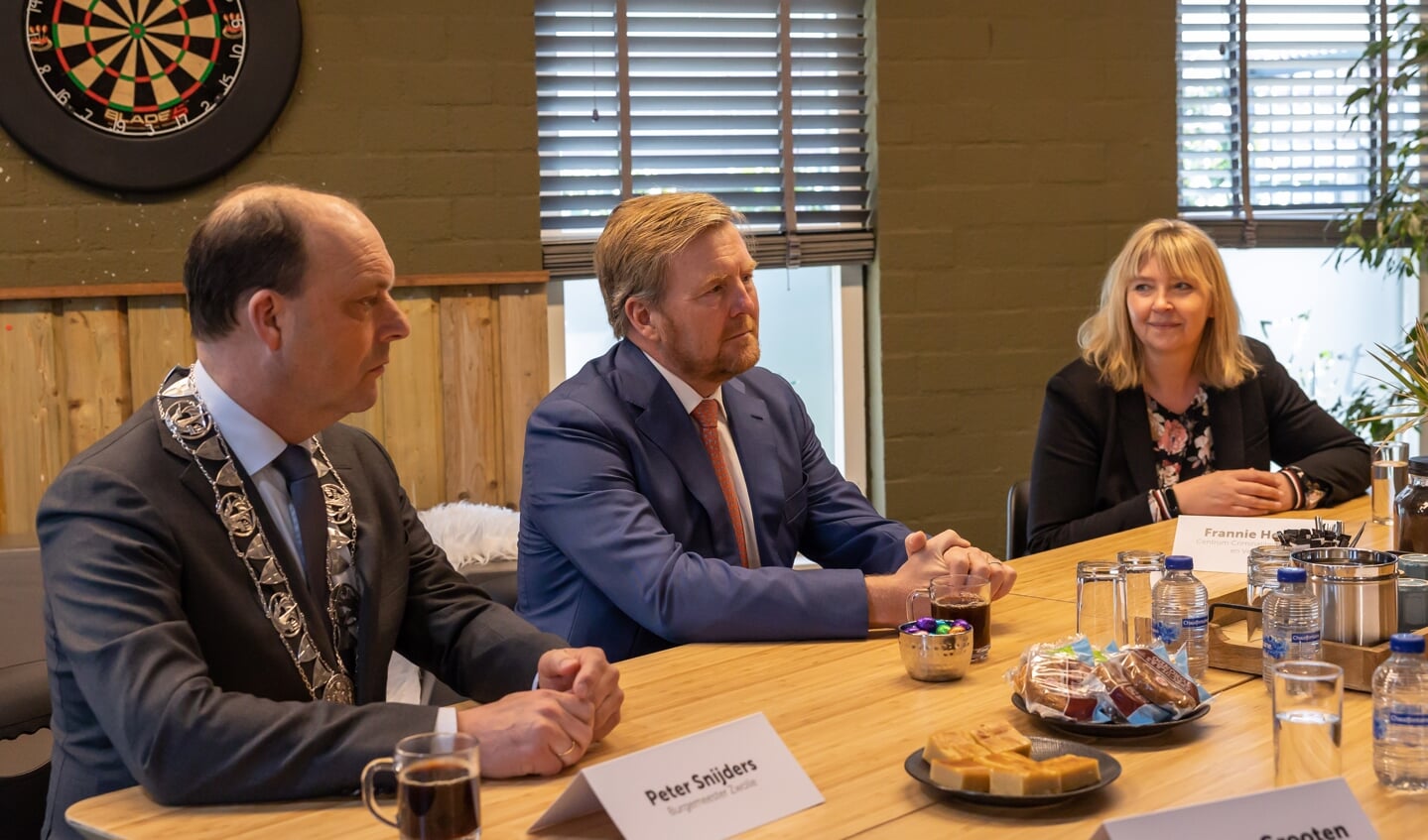 Koning Willem-Alexander spreekt in Zwolle met betrokkenen en organisaties over 25 jaar ervaring met buurtbemiddeling. 
