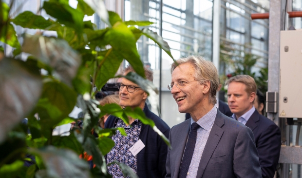 Minister Robbert Dijkgraaf in de kassen van het Zone.college.