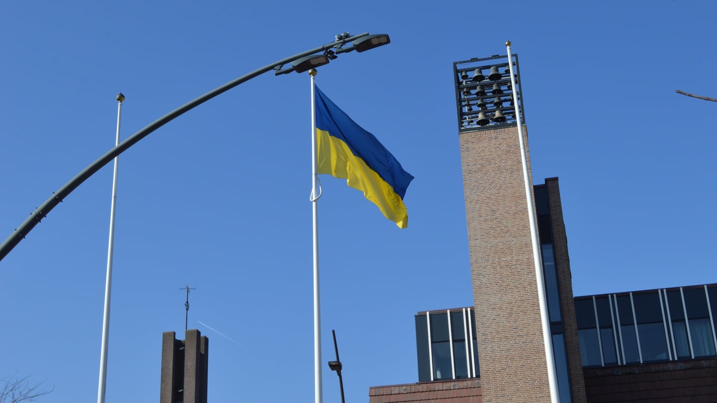 De Oekraïense vlag bij het gemeentehuis.