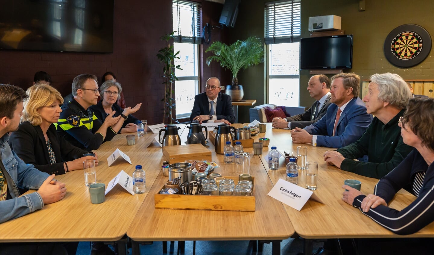 Koning Willem-Alexander spreekt in Zwolle met betrokkenen links aan kop van de tafel Marianne Grooten . © Pedro Sluiter Foto