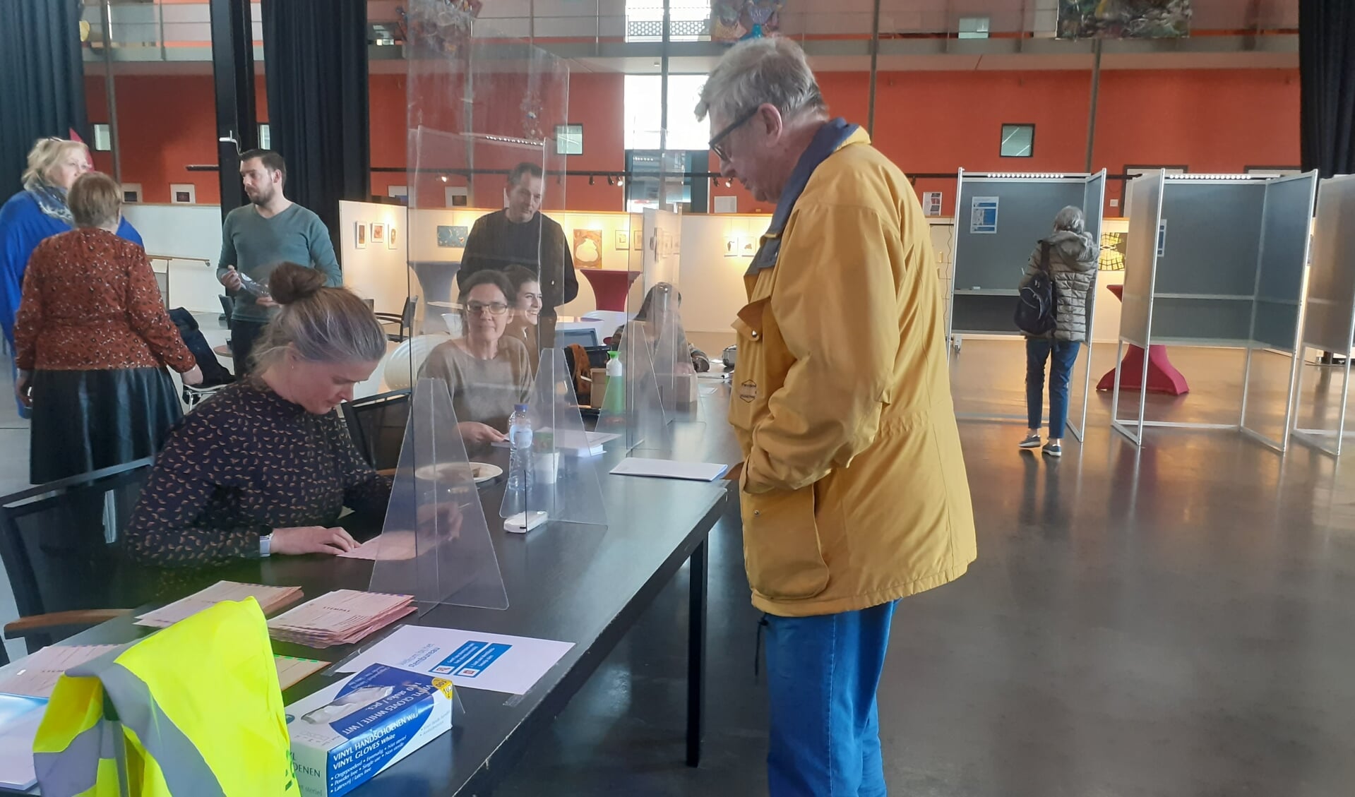 Een kiezer meldt zich in De Meerpaal.