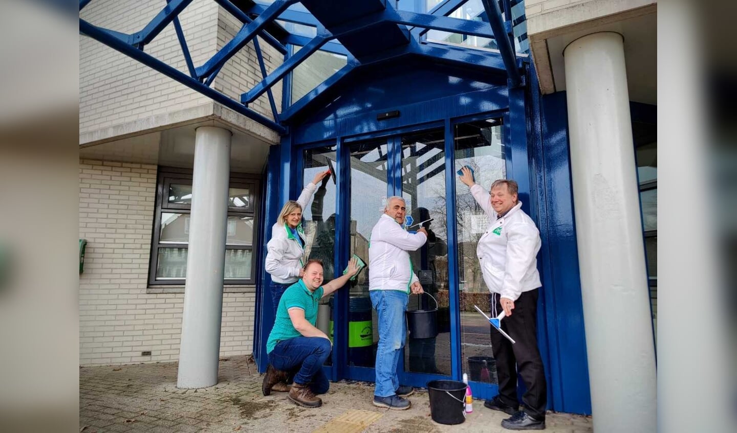 D66 wast de ramen van de entree van het gemeentehuis