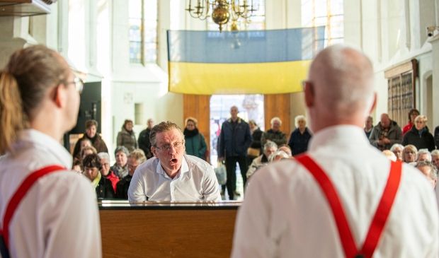 Het Heerder koor ‘de Mannen’ onder leiding van dirigent/pianist Marten van der Worp (centraal op de foto, achter de piano) treedt ook op tijdens het goede doelen-initiatief ‘Epe zingt voor Oekraïne’ in de Grote Kerk. 