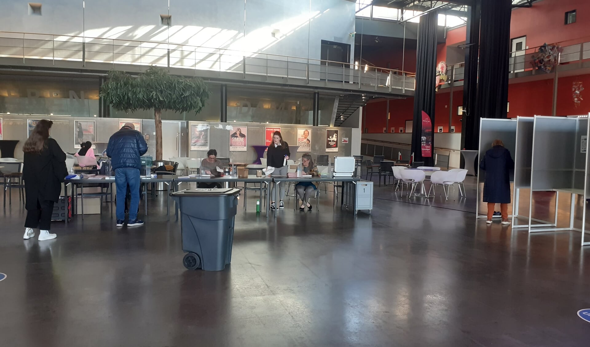 Er waren maandag en dinsdag vier stembureaus geopend, waaronder De Meerpaal.
