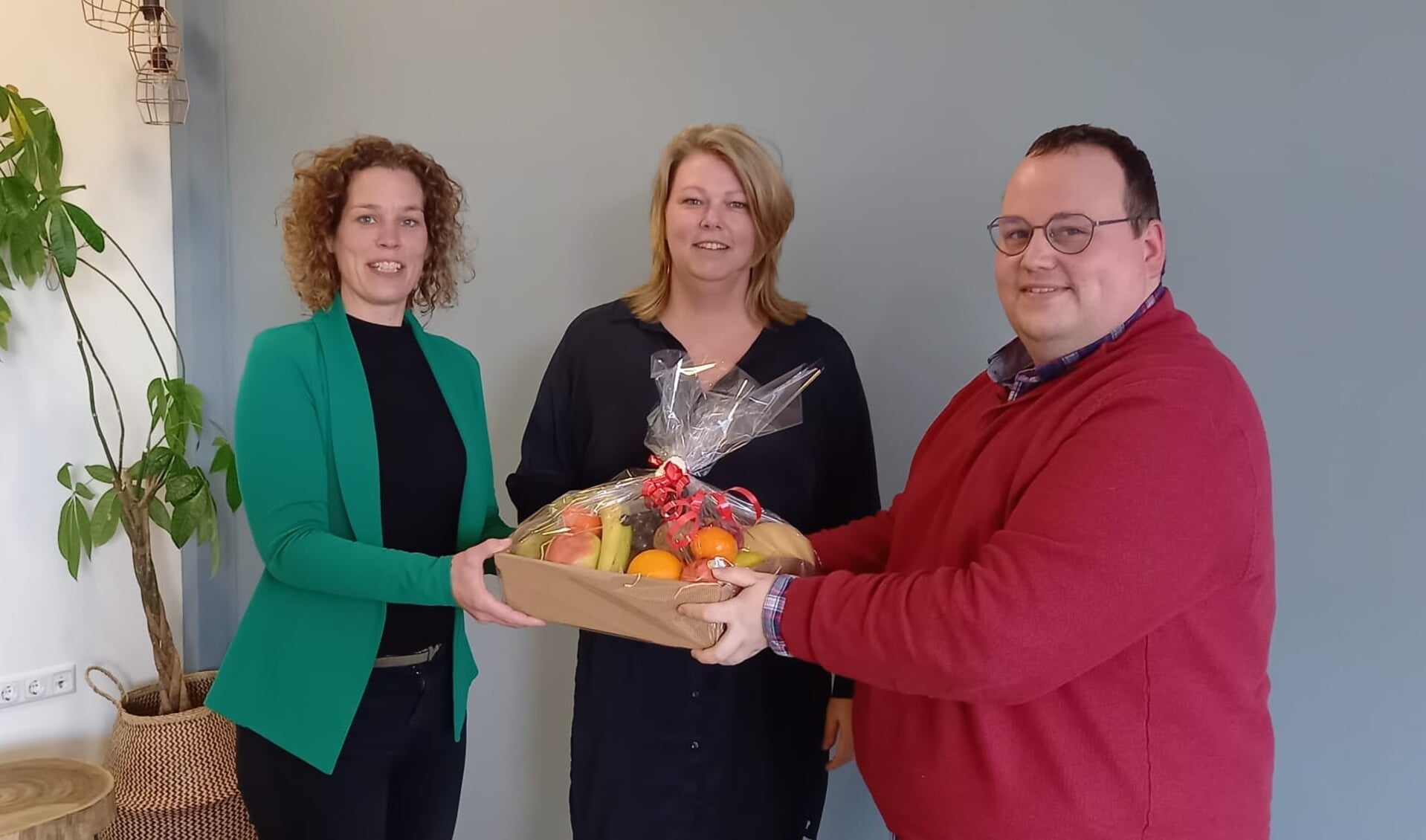 GroenLinks biedt een fruitmand aan Stichting JY aan: Karl, Els, Yvonne